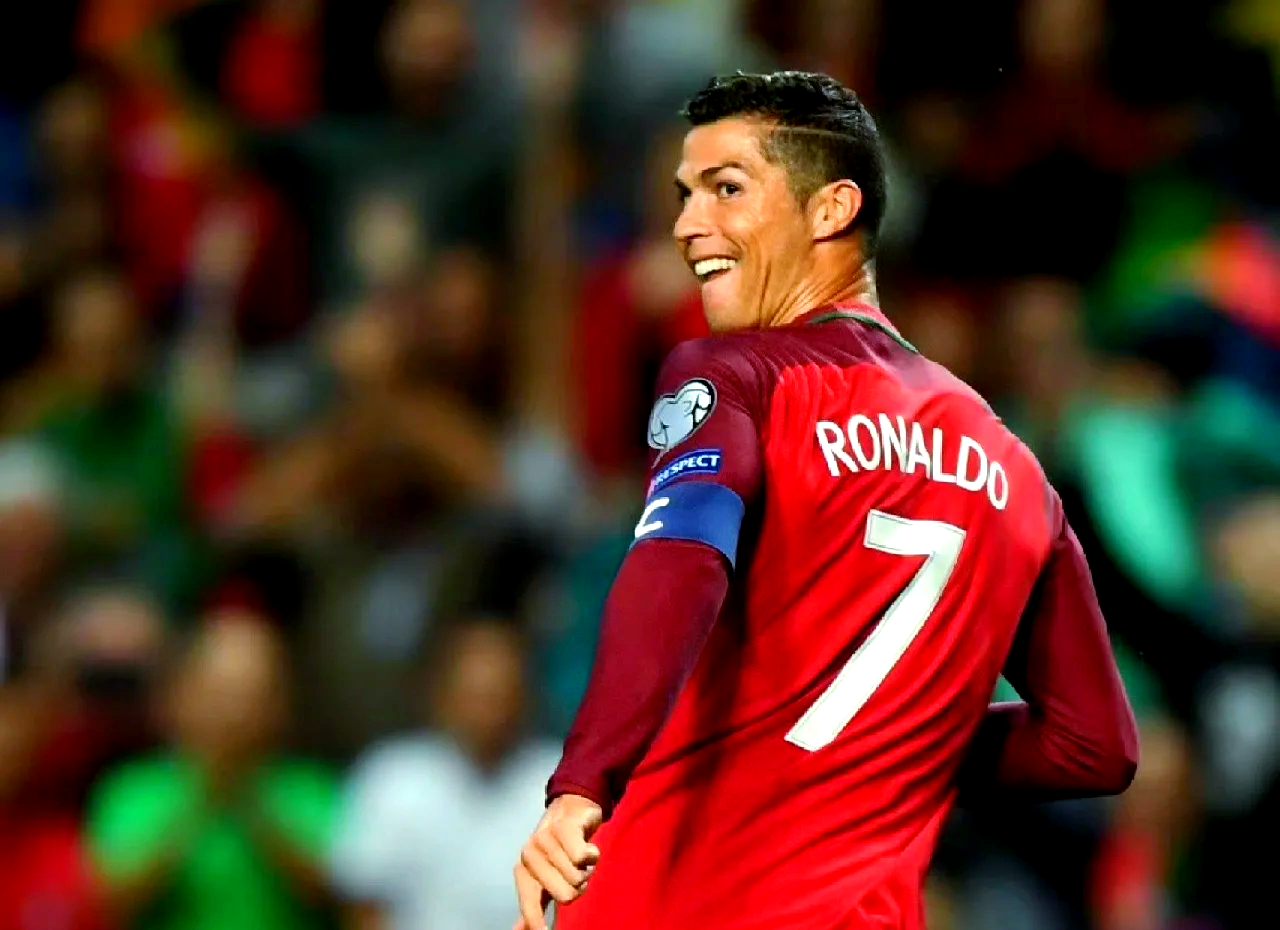  C罗回归赛场，赛况扑朔迷离首场状态亮眼，公牛观众沸腾！-爱游戏直播平台